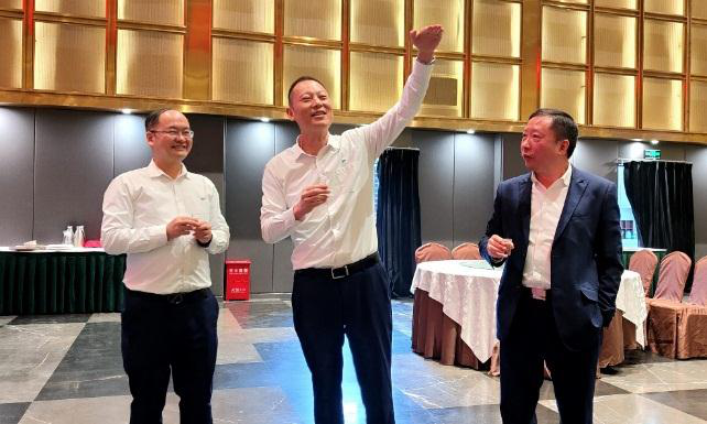 禮贊勞動者——天馬玻璃隆重舉行2021 年勞動競賽、專利獲得者表彰大會(圖1)